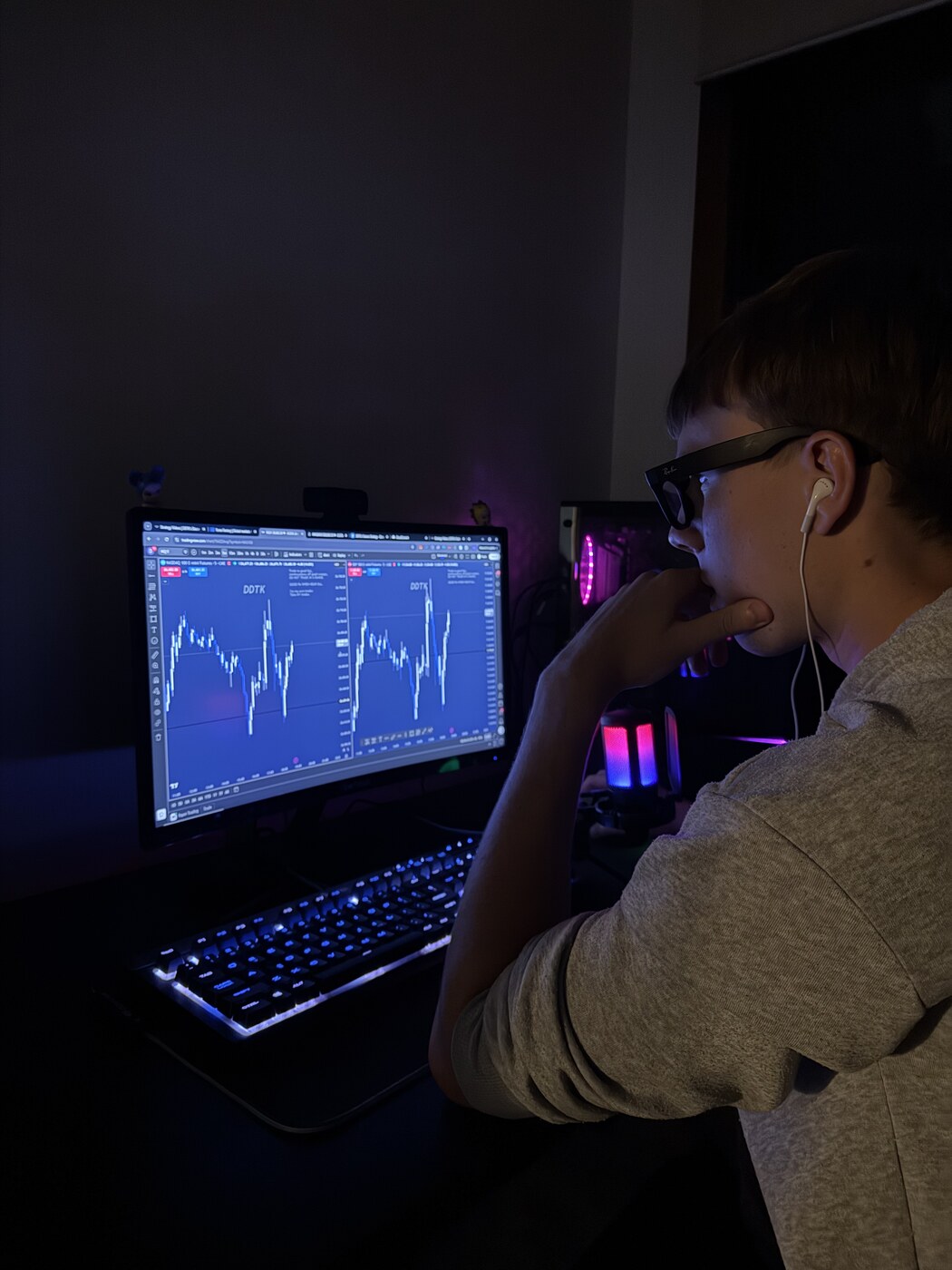 DDTK studying the charts at his trading desk